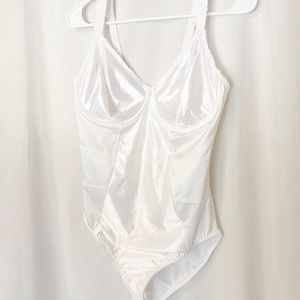 🔴SOLD🔴 Silky white body suit 🤍
